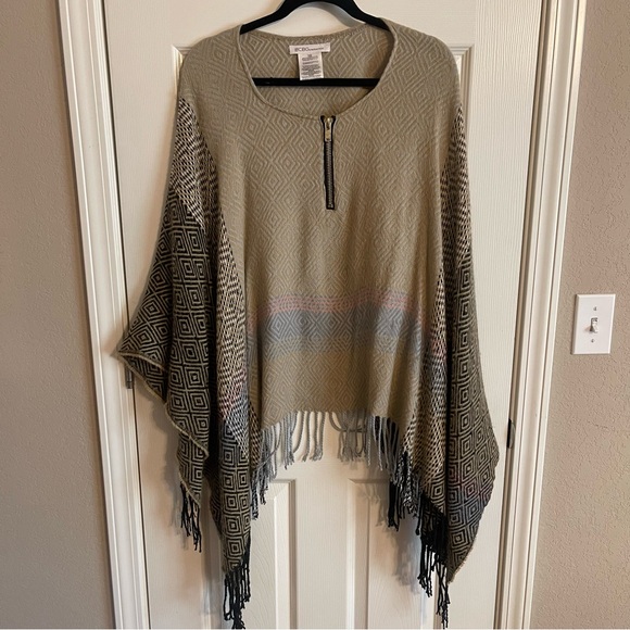 BCBG Poncho - Picture 8 of 8